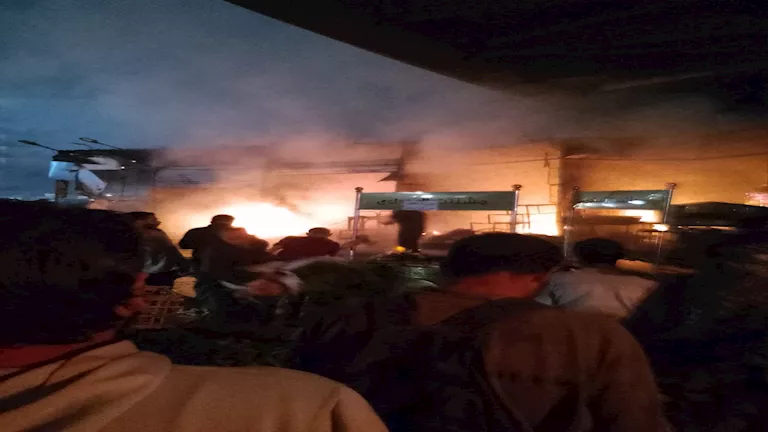 حريق في أكشاك ملابس أمام محطة مترو المرج الجديدة