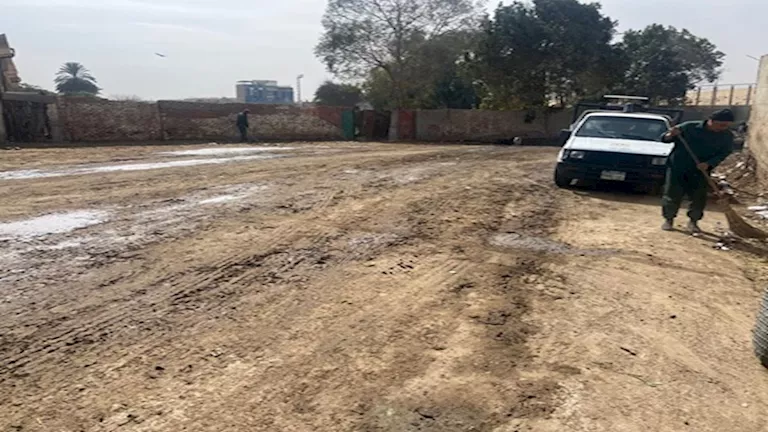 تحرك عاجل من البيئة لرفع المخلفات بأحد الشوارع القريبة من الأهرامات 