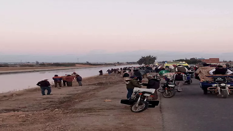 انتشال جثمان طفل بمشروع ناصر بالبحيرة عقب انقلاب تروسيكل يقل 13 عاملا