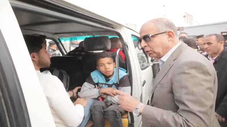 محافظ المنيا يتفقد المواقف ومحطات الوقود