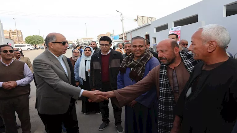محافظ المنيا يتفقد محطات الوقود ١