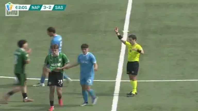 شاهد بالفيديو.. لاعب يعتدي على حكم بعد طرده