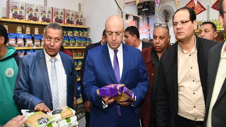 محافظ الفيوم يقود حملة مفاجئة على أسواق سنورس لضبط الأسعار ومنع الاحتك