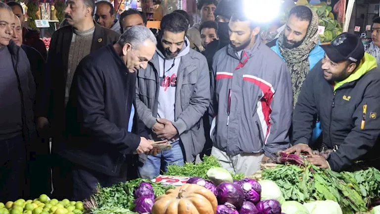 مصر – محافظ الإسماعيلية يتفقد مواقف المحافظة والفردوس وسوق الجمعة