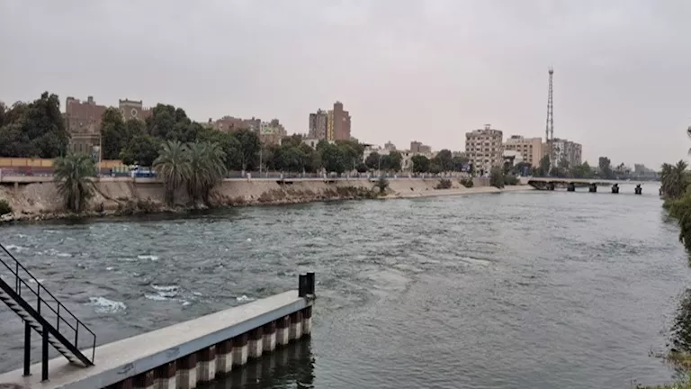 طقس غير مستقر وتحذيرات من انخفاض الرؤية بأسيوط (فيديو)