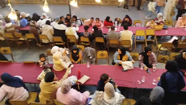 مصر – مائدة الإفطار في “ممشى المنصورة” تجمع الناس في ليلة رمضانية دافئة