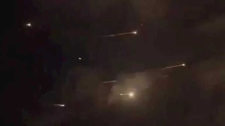 هجوم إيراني بقنابل عنقودية إيرانية يستهدف مناطق بوسط إسرائيل