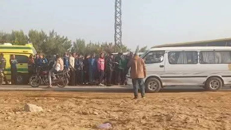 مصر – لقي شاب مصرعه وأصيب 5 عمال إثر اصطدام حافلة بسيارتين بمدينة السادات