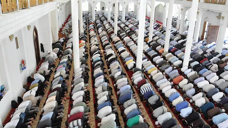 حكم صلاة الجمعة يوم عيد الفطر.. أمين الفتوى يحسم 