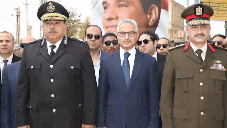 محافظ بني سويف يضع إكليل الزهور على النصب التذكاري للشهداء