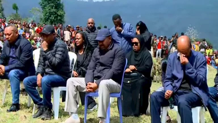 آبي أحمد يبكي على ضحايا الفيضانات في إثيوبيا