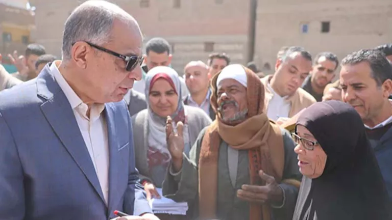 جولة ميدانية لمحافظ المنيا في قرية الروضة (صور)