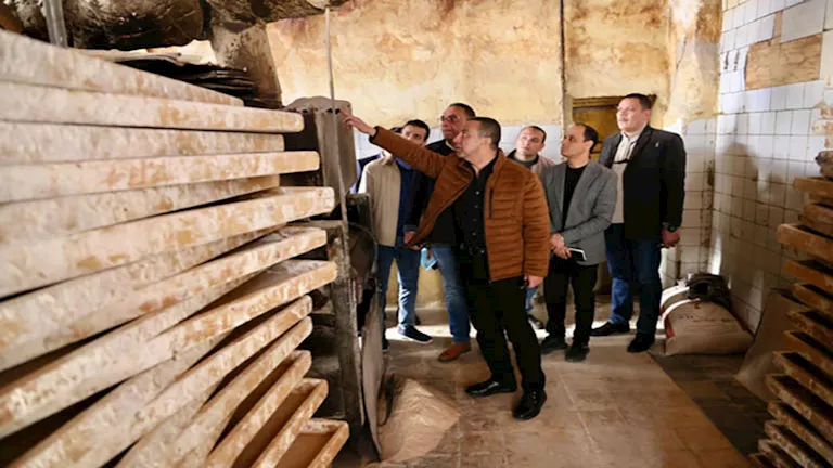 المحافظ مسك المخالفات بنفسه.. محافظ المنوفية يحيل مدير تموين الشهداء ل