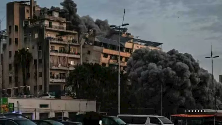 مشاهد من سقوط صاروخ إسرائيلي على مبنى في لبنان