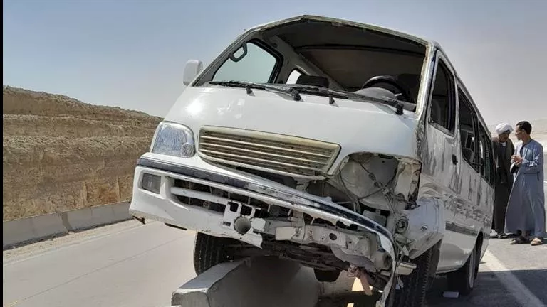 انقلاب ميكروباص بالقوصية يصيب 5 ركاب على الطريق الصحراوي الغربي