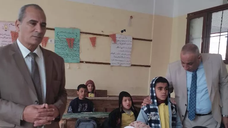 وكيل تعليم الجيزة يطلع على سجلات المتابعة والتقييم بعدد من مدارس الحوا