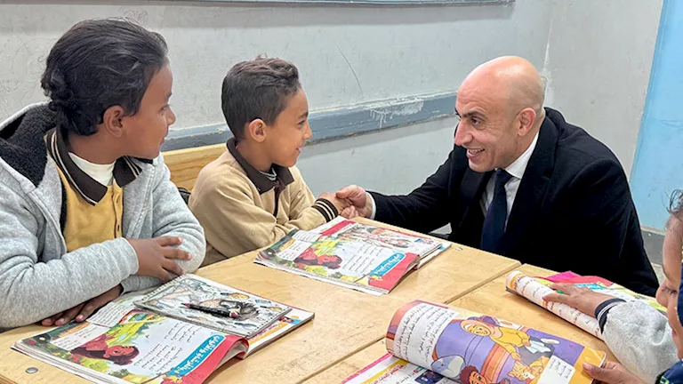 وزير التعليم يجلس وسط الطلاب ويخلق جوًا من الحوار المباشر في المدارس