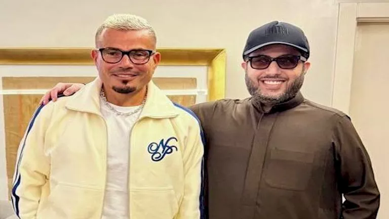 تركي آل الشيخ يزور عمرو دياب في منزله 