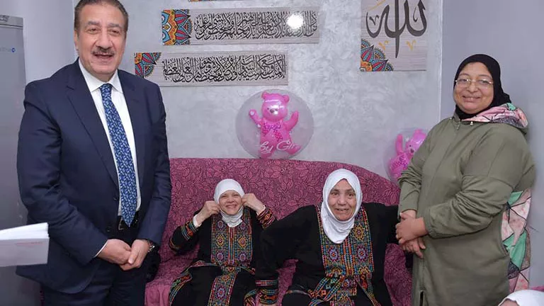 مصر – محافظ بورسعيد يوزع كعك العيد على كبار السن بدار الحياة