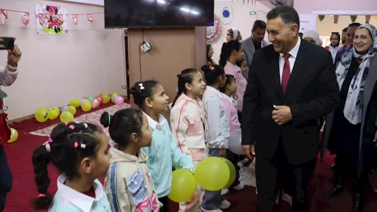 محافظ القليوبية يشارك فتيات مؤسسة البنات فرحة العيد ويوزع الهدايا والعيديات 