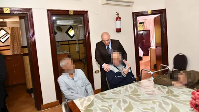 محافظ الفيوم يقضى العيد وسط كبار السن