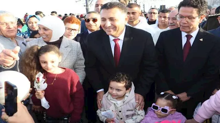 محافظ القليوبية يوزع هدايا العيد بكورنيش بنها