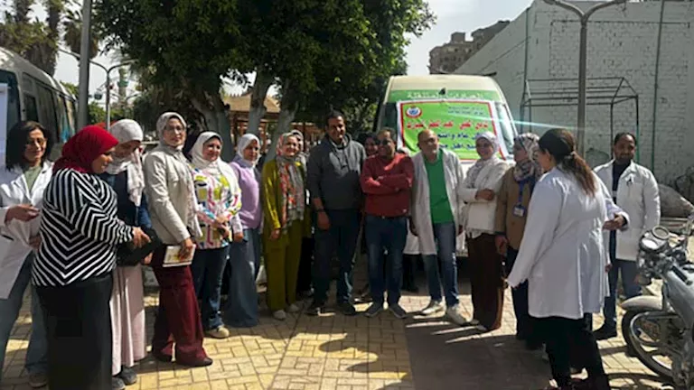 جولة ميدانية لوكيل صحة أسيوط لمتابعة انتظام القافلة الطبية بالعيد (صور