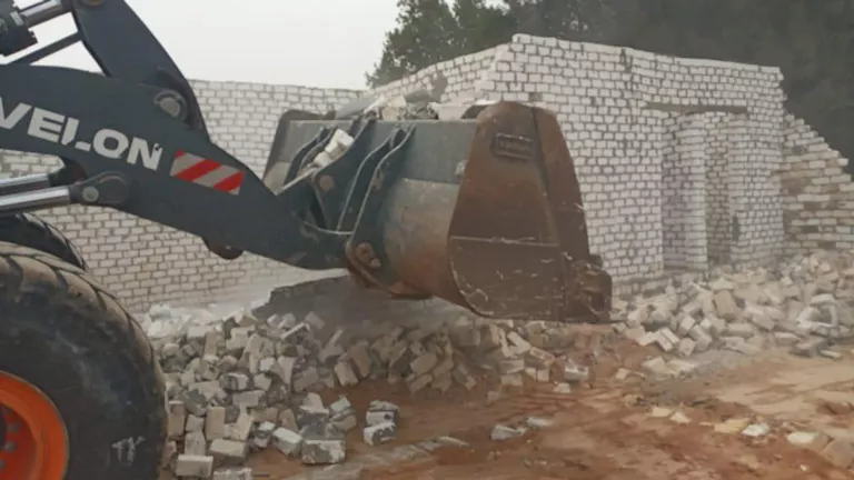 حملة مكثفة بالسويس لإزالة التعديات قبل استكمال البناء (صور)