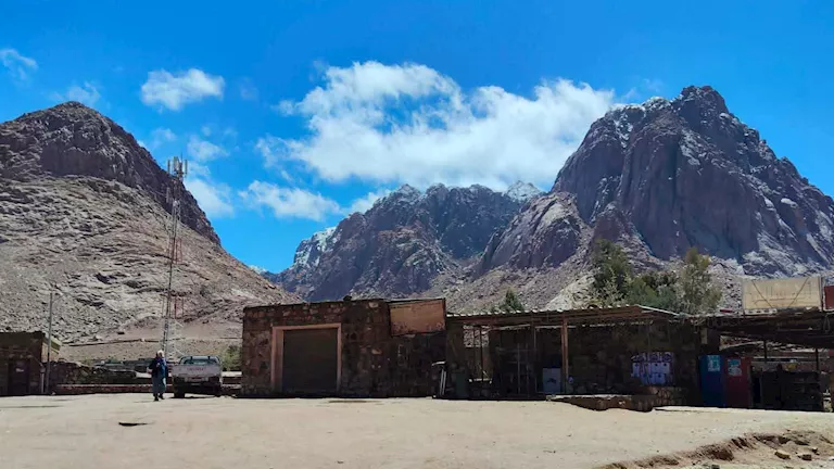 مصر – إزالة آثار السيول بمدينة سانت كاترين