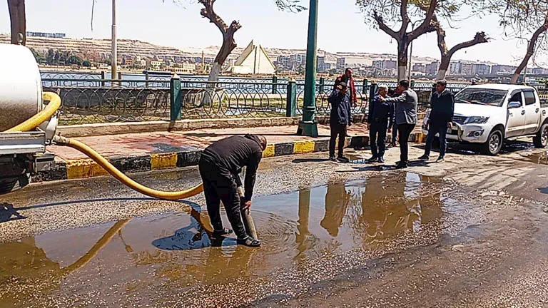 مصر – المنيا ترفع مياه الأمطار بعد ليلة قاسية وباردة