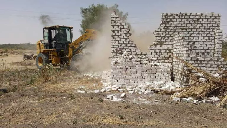 الوادي الجديد تزيل تعديات على أملاك الدولة بالخارجة