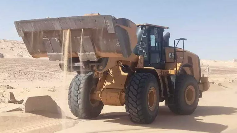 الوحدة المحلية بالفرافرة ترفع الرمال الزاحفة من الطرق الرئيسية