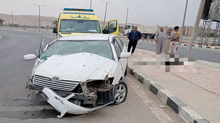 انقلاب سيارة بطريق الهضبة في أسيوط ومصرع قائدها وإصابة اثنين