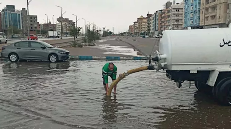 أحياء السويس تدفع بسيارات كسح المياه