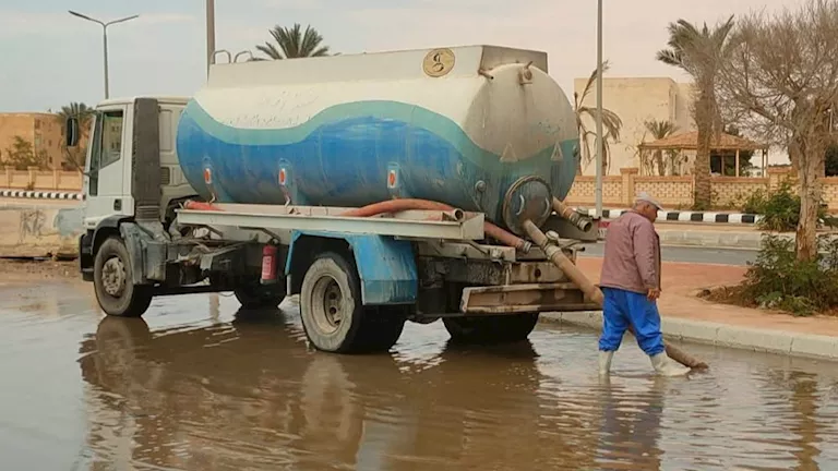 الوحدة المحلية لمدينة رأس سدر تدفع بسيارات شفط المياه في الشوارع