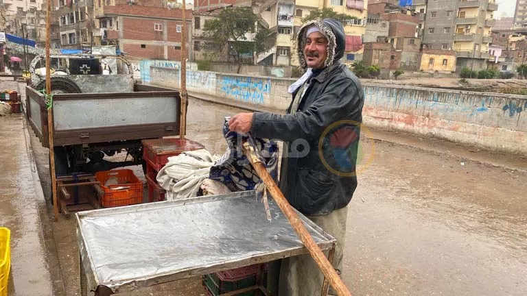 بائع أسماك يتحدى أمطار كفر الشيخ: السعي الحلال لا يعرف التوقف