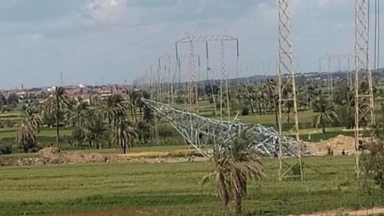10 مصابين.. كواليس سقوط برج كهرباء بإطسا في الفيوم (صور)