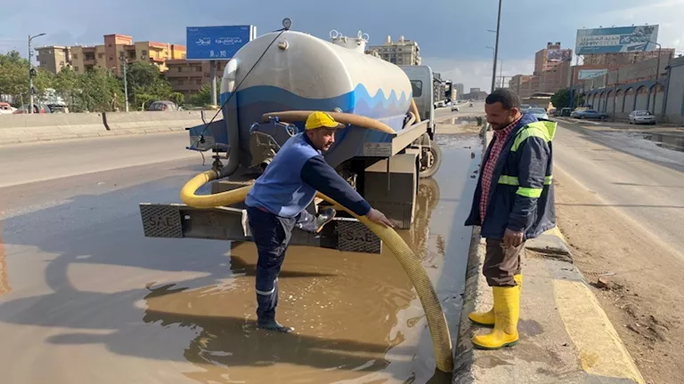 مياه القليوبية تنجح في رفع تجمعات الأمطار وإعادة السيولة المرورية