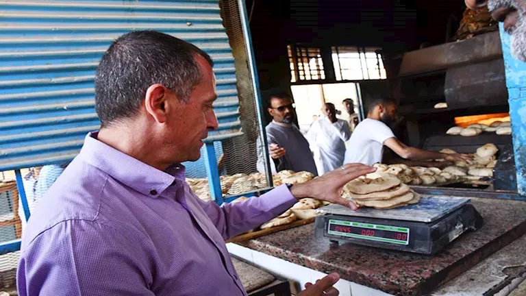 مصر – لضبط الجودة.. محافظ أسوان يتفقد مخبز بلدي بنصر النوبة (صور)