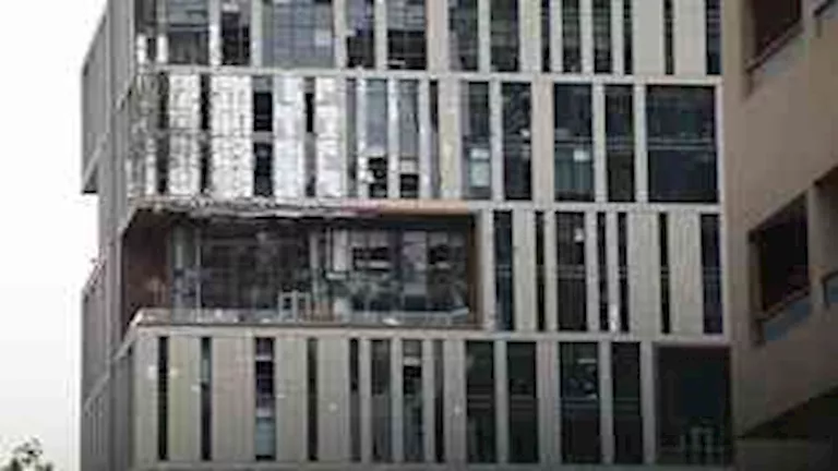 الجزء المتضرر من أحد مباني مركز دبي المالي العالمي_1