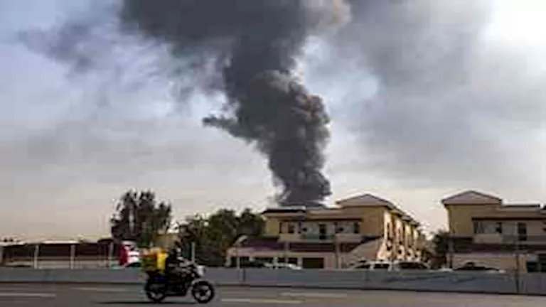 عمود دخان يتصاعد من حريق قرب مطار دبي الدولي_2