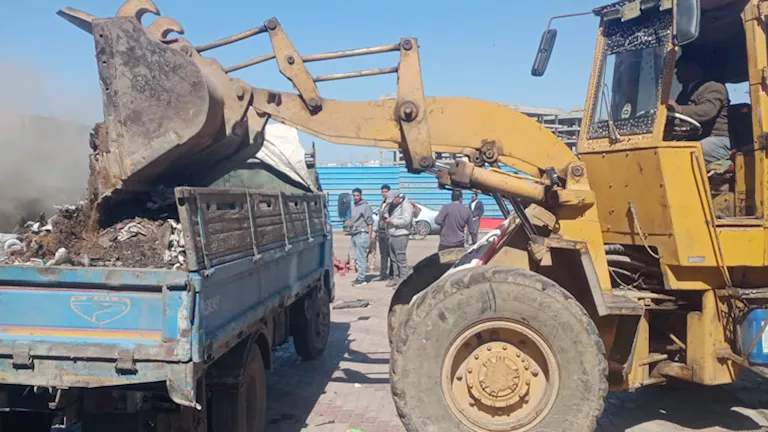 جهاز 6 أكتوبر يواصل حملات النظافة بمحور عبد السلام أمين