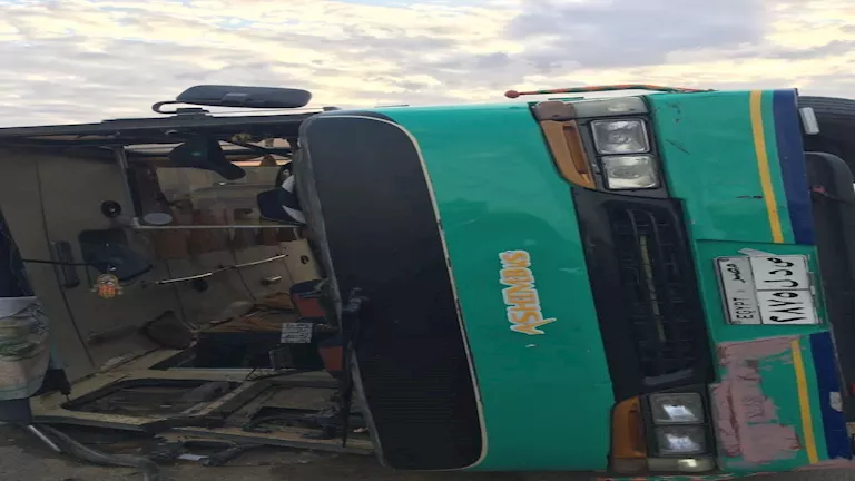 إصابة 13 شخصًا في انقلاب ميني باص بالقطاع الريفي شمال السويس