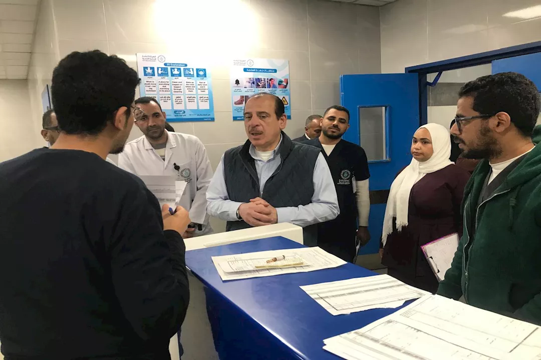 نائب وزير الصحة يتفقد مستشفيات أسوان ويوجه بإصلاحات عاجلة