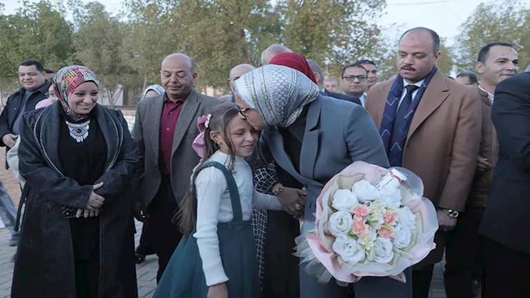 محافظ الوادي الجديد تشارك أهالي قرية الشيخ والي مائدة الإفطار الرمضاني