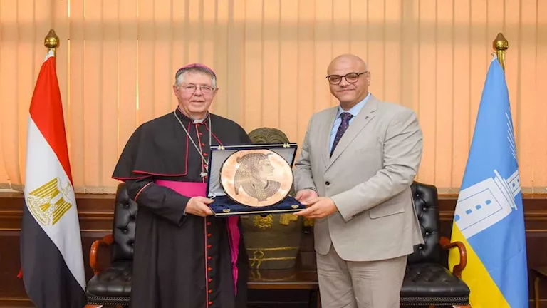 محافظ الإسكندرية يستقبل مطران اللاتين في مصر – صور