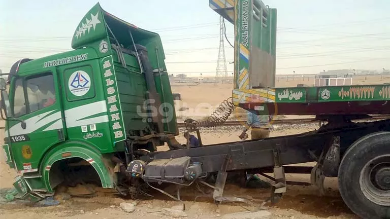 انقلاب شاحنة محملة بالحديد في طريق السخنة