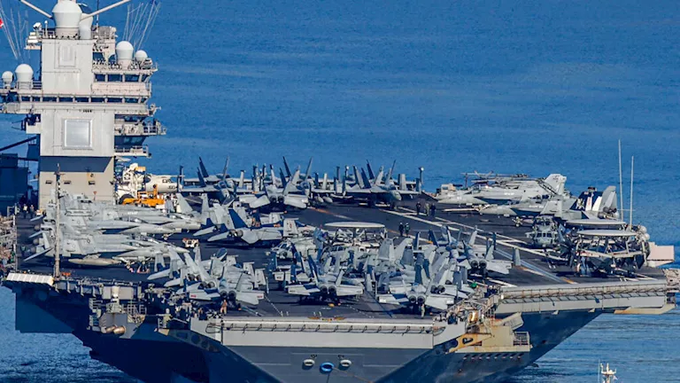 حاملة طائرات أمريكية