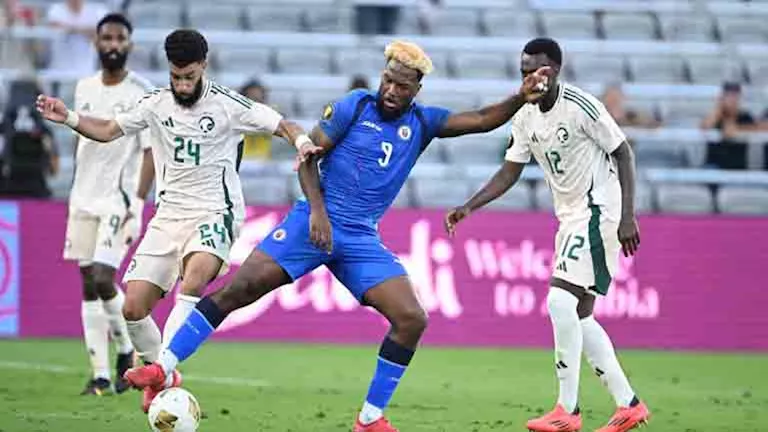 “أخلوا الطائرة بدأ القصف”.. قصة هروب هداف هايتي التاريخي من إيران