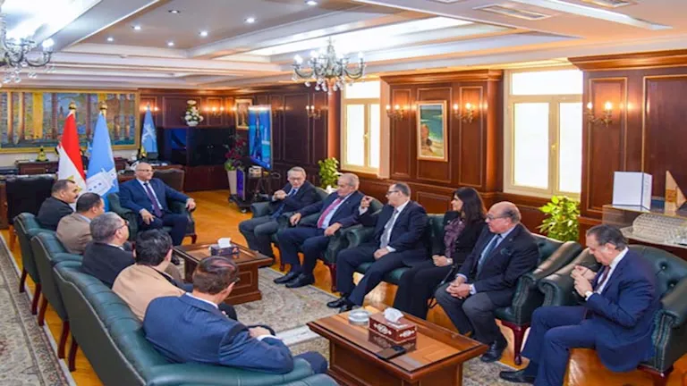 محافظ الإسكندرية يستقبل وفد رجال الأعمال ٥